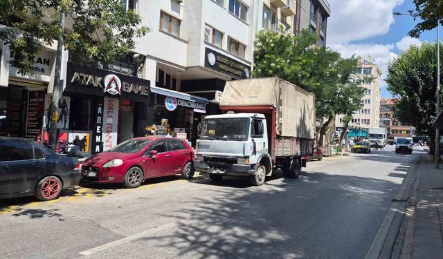 Şair Fuzuli Caddesi çift sıra parktan kurtulamıyor