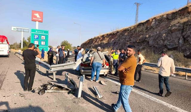 Şanlıurfa'da otomobil bariyerlere çarptı: 1 ölü, 1 yaralı