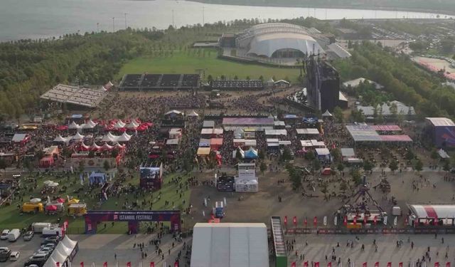 Semicenk ve Yıldız Tilbe İstanbul'da sahne aldı