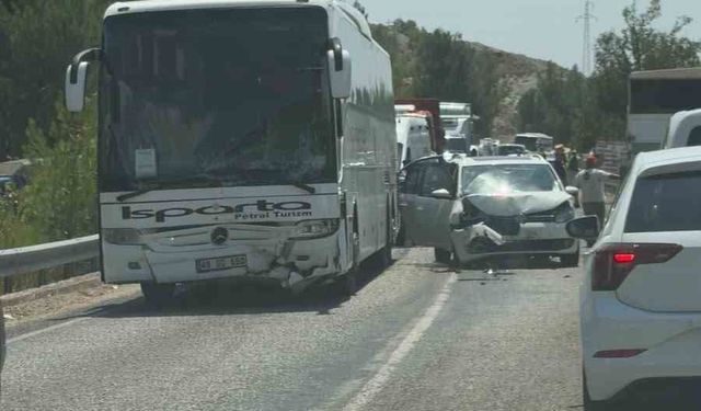 Seydikemer'de yolcu otobüsü ile ticari araç çarpıştı: 5 yaralı