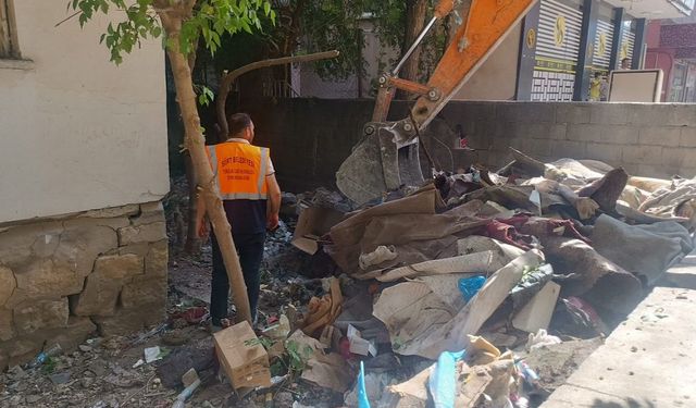 Siirt'te bir evden 2 kamyon çöp çıkarıldı