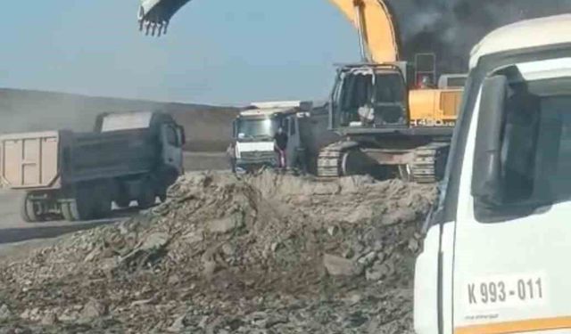 Siirt'te demir yolu inşaatında iş makinesi yandı