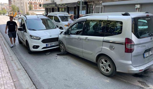 Siirt'te iki hafif ticari araç kafa kafaya çarpıştı: 1 yaralı