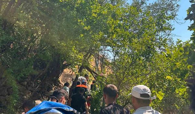 Şırnak'ta yaralı vatandaş sedye ile 1 saat taşınarak ambulansa ulaştırıldı