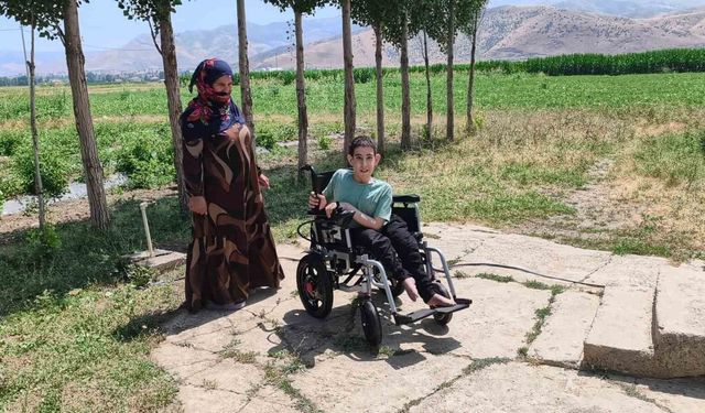 Spina Bifida hastalığı bulunan Yusuf'a akülü sandalye desteği