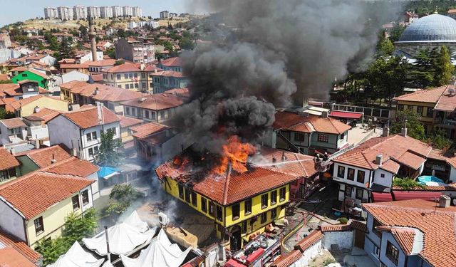 Tarihi Odunpazarı Evleri bölgesinde korkutan yangın: 2 kişi dumandan etkilendi