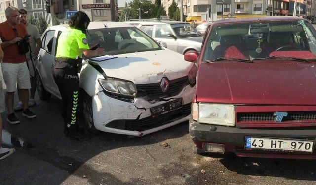 Tavşanlı'da iki otomobil kavşakta çarpıştı: 1 yaralı