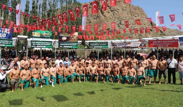 Tortum'da 600 güreşçi er meydanında ter döktü