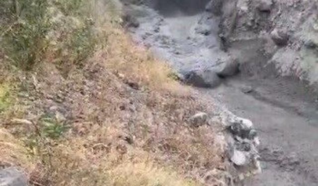 Tunceli'de heyelan anı kameralara yansıdı
