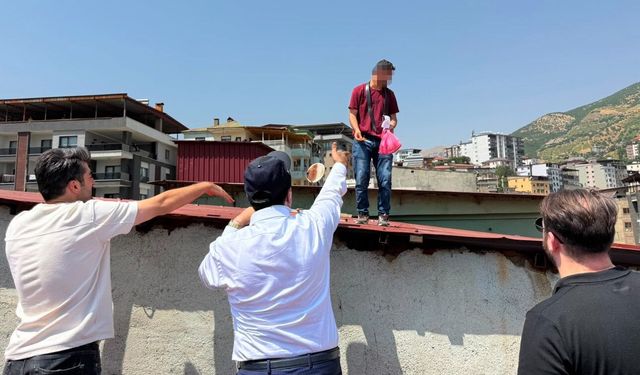 Türkiye'yi gezen 'İntiharkolik' yine sahnede: 242'nci intihar girişimini Şemdinli'de denedi
