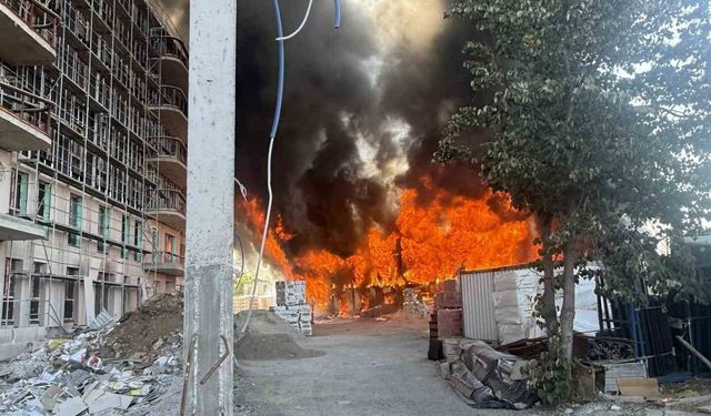 Tuzla'da 2 katlı işçi konteynerleri alevlere teslim oldu