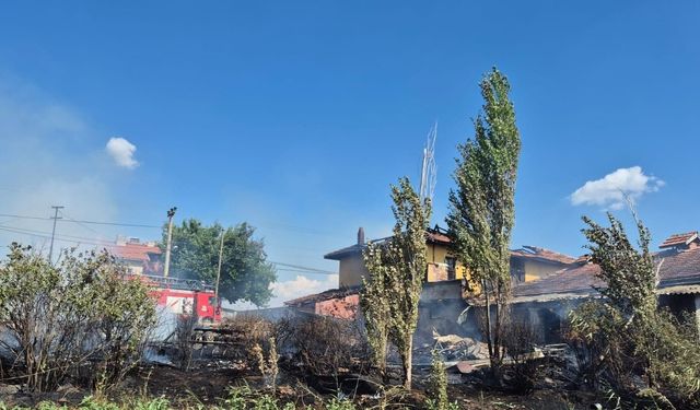 Uşak'ta çıkan ev yangında ev kullanılmaz hale geldi
