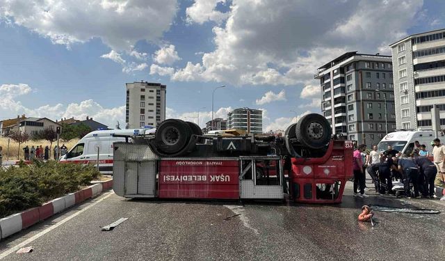 Uşak'ta itfaiye aracı ile kamyon çarpıştı: 2 itfaiye personeli yaralandı