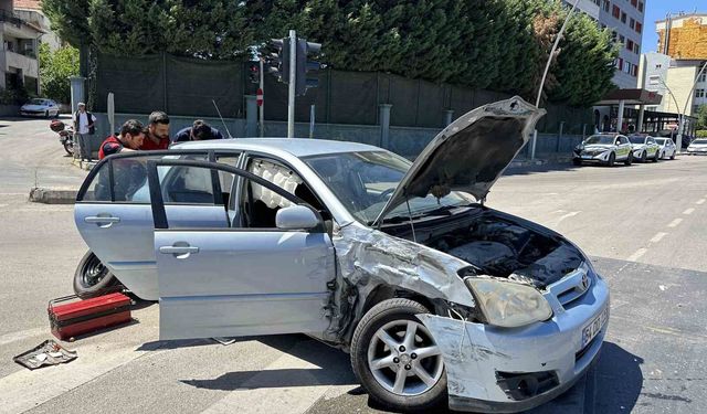 Uşak'ta kamyonet ile otomobil çarpıştı: 4 yaralı