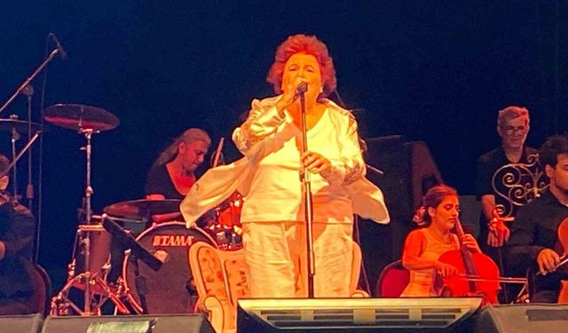 Usta sanatçı Selda Bağcan'a 50 bin kişilik dev koro