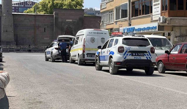 Vakfın kapısına kurşun yağdırdı