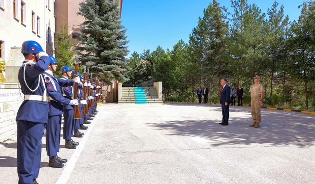 Vali Eldivan, Jandarma Komutanı Aslan'ı ziyaret etti