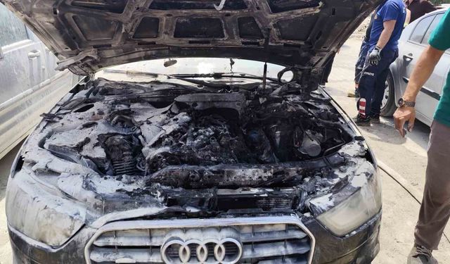 Van'da park halindeki otomobilin motoru yandı