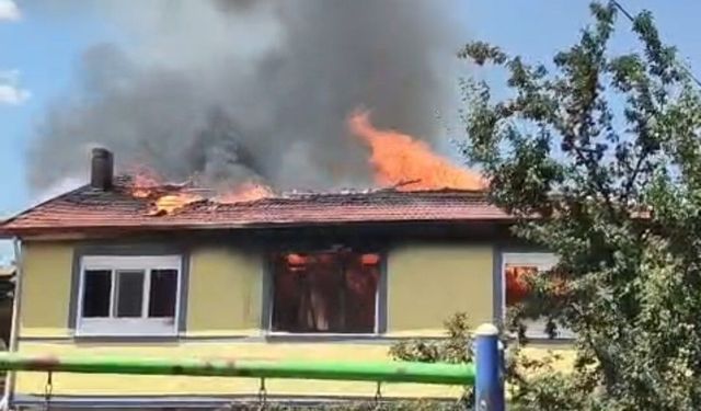 Yangında iki katlı ev kullanılamaz hale geldi