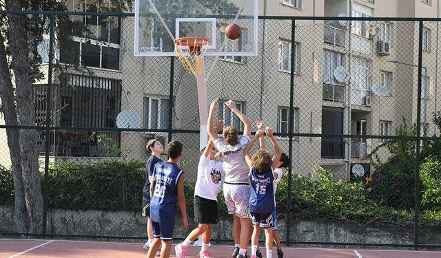 Yenilenen basketbol sahasına Efe İbrikoğlu'nun adı verildi