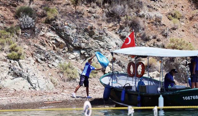 Yeşil ile mavinin buluştuğu koylardan 11 yılda 306 ton çöp toplandı