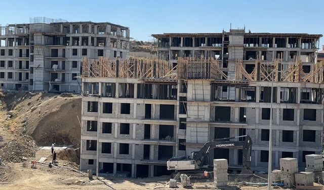 Yüksekova'da vatandaşlar için devlet 48 konutluk binalar yapımına devam ediyor