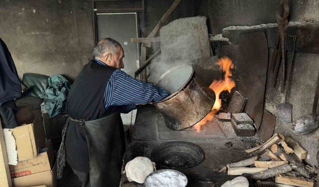 70 yıldır aynı ocağın başında kalay yaparak mesleği yaşatmaya çalışıyor