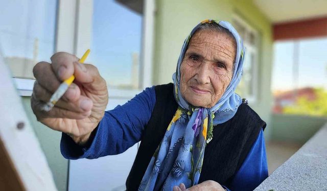 81 yaşında yaşıtlarına taş çıkartıyor: Fırçayı elinden düşürmüyor