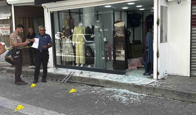 Adana'da iş yerine silahlı saldırı: Cama 9 kurşun isabet etti