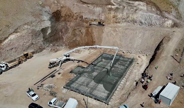 Ağrı'da 2 bin 300 rakımlı köyde afet riski eğitime engel olmadı, tepe yontularak okul alanı açıldı