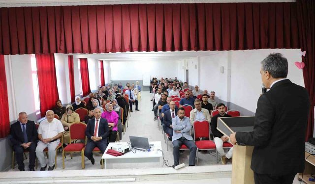 Ağrı'da 5. sınıf öğrencilerinin uyum heyecanına veliler de ortak oldu