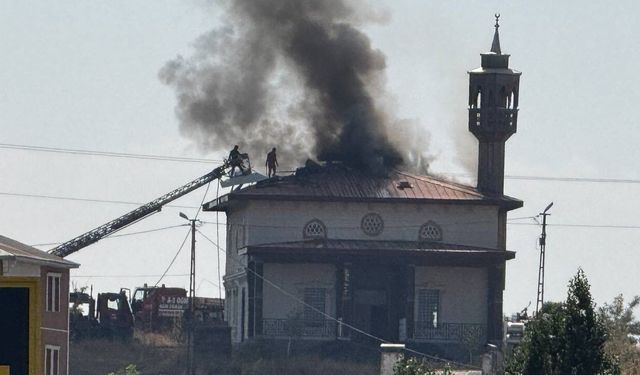 Ağrı'da caminin çatısında çıkan yangın paniğe neden oldu