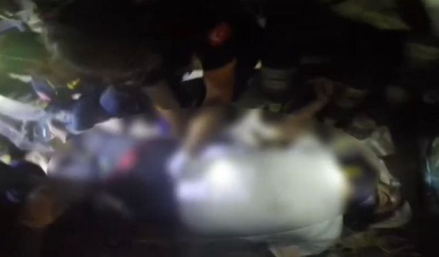 Akaryakıt tankerinde sıkışan iki kişinin kurtarılma anları kamerada