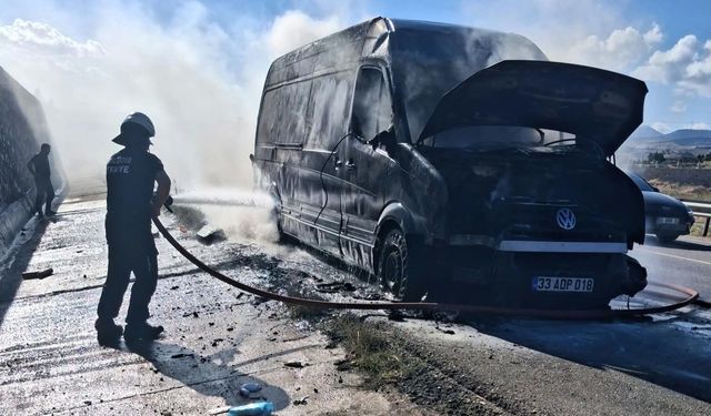 Amasya'da hırdavat malzemesi yüklü kamyonette yangın çıktı