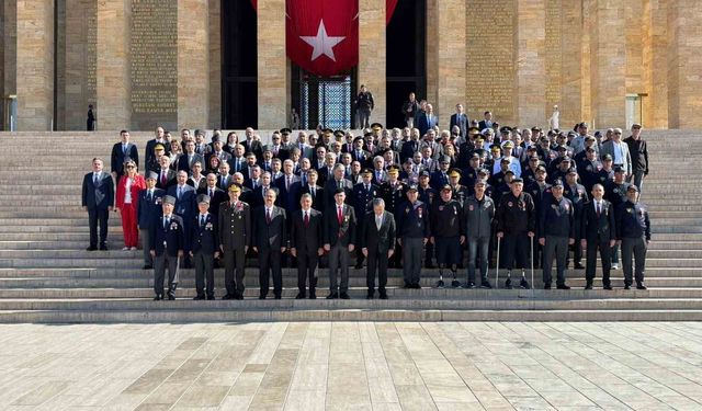 Ankara Valisi Canbolat ve beraberindeki heyet, Anıtkabir'i ziyaret etti