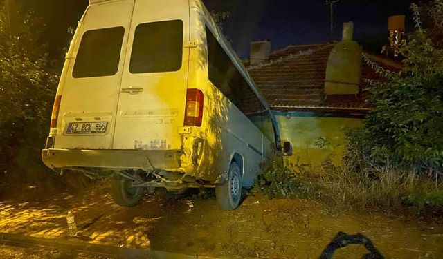 Ankara'da el freni çekilmeyen minibüs duvara çarptı