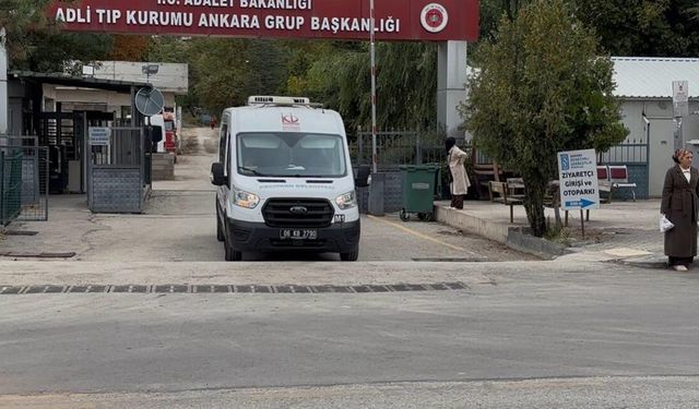 Ankara'da motosiklet 2 otomobille çarpıştı: 1 ölü, 1'i çocuk 2 yaralı