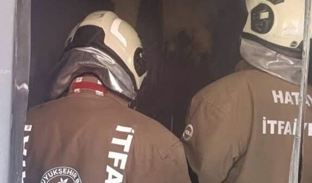 Antakya'da konteyner yangını kısa sürede söndürüldü