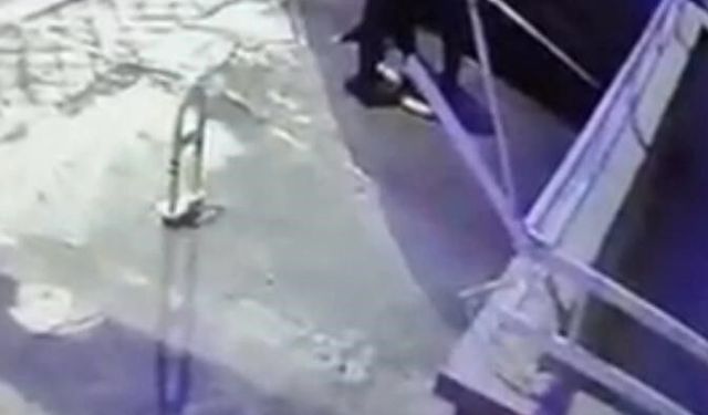 Apartman otoparkındaki bariyerleri çalan hırsız kameraya yansıdı