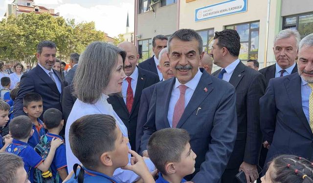 Bakan Tekin miniklerin bayrak törenine katıldı, öğretmenlerle bir araya geldi