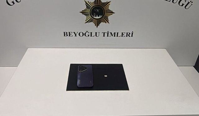 Bankta unutulan cep telefonunu çaldı
