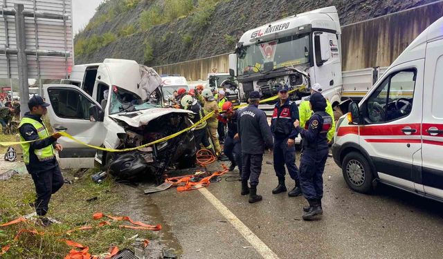 Bartın-Karabük yolunda tır ile minibüs çarpıştı: 1 ölü, 11 yaralı