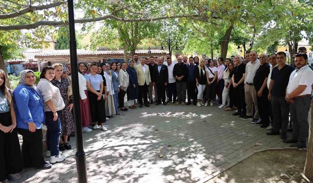 Başkan Subaşıoğlu, AK Parti'ye katılan 15 kişiye rozet taktı