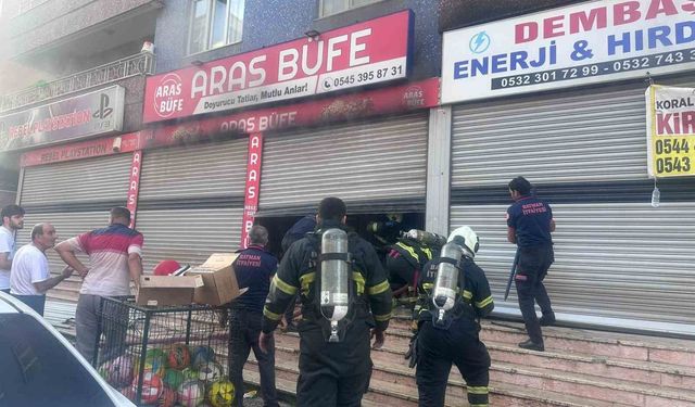 Batman'da büfe alevlere teslim oldu
