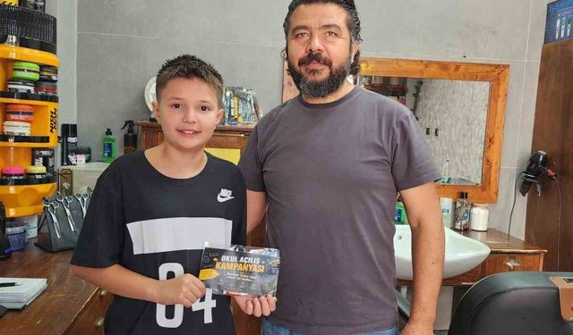 Berberden okul öncesi traş olmaya gelen öğrencilere anlamlı hediye