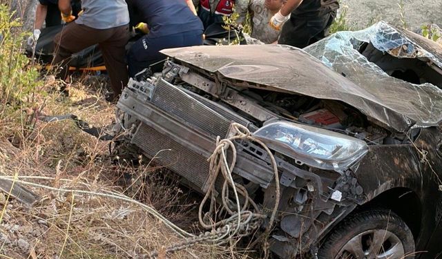 Bingöl'de araç dereye uçtu: 1 ölü, 4 yaralı
