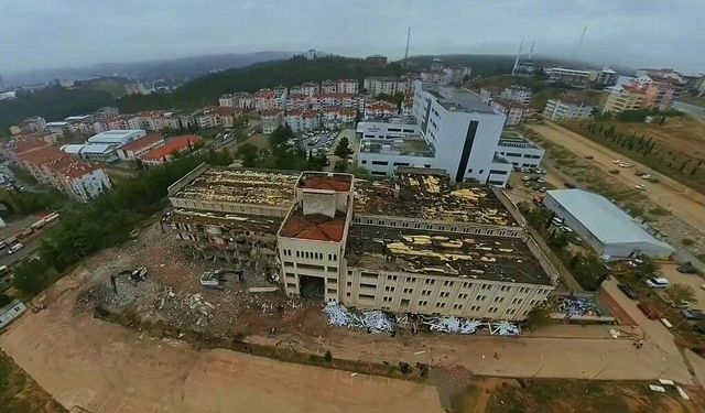 Boyabat'ta eski hastane binasının yıkımına başlandı