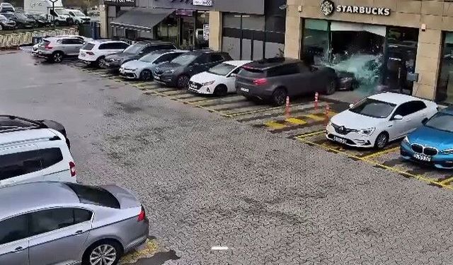 Çekmeköy'de kaza ucuz atlatıldı: Sürücüsünün kontrolünden çıkan cip kafeye daldı