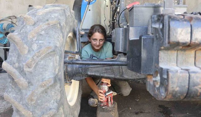 Çırak bulamayan babasının yardımına koşan 13 yaşındaki Ecrin, 'Sanayide kız mı çalışır' sözlerine aldırmadan 3 yılda usta oldu
