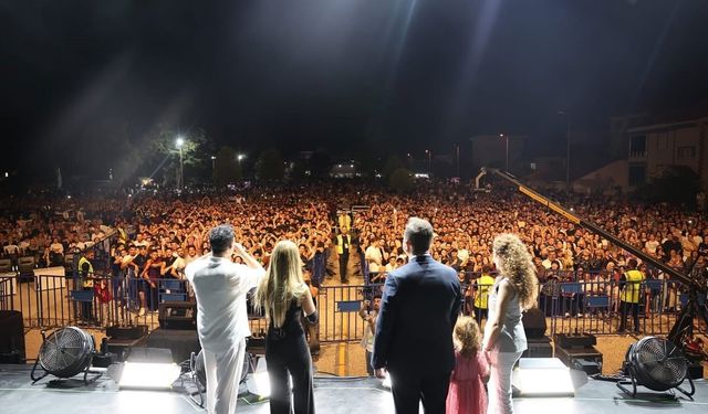Çivril Elma Festivali'nin muhteşem finalini Derya Uluğ yaptı